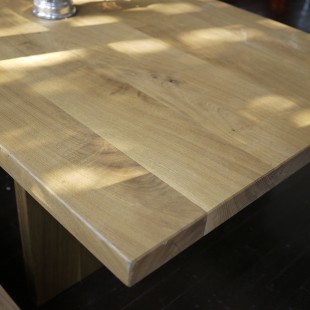 Esstafel mit Sitzbänken – Benjamin Bächlin Möbeldesign